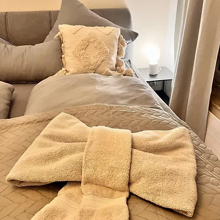 Penthouse Wolkenplatz 55 Qm -- Grosse Dachterrasse, Kostenfrei Garage Und Wlan, Ebk, Smart Tv, Haltestelle Stadtbahn 100 Meter -- Perfekt Fuer Geschaeftsreisende Und Familien Apartment Hannover