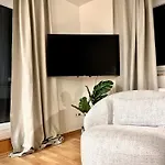 Penthouse Wolkenplatz 55 Qm -- Grosse Dachterrasse, Kostenfrei Garage Und Wlan, Ebk, Smart Tv, Haltestelle Stadtbahn 100 Meter -- Perfekt Fuer Geschaeftsreisende Und Familien