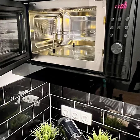 Penthouse Wolkenplatz 55 Qm -- Grosse Dachterrasse, Kostenfrei Garage Und Wlan, Ebk, Smart Tv, Haltestelle Stadtbahn 100 Meter -- Perfekt Fuer Geschaeftsreisende Und Familien Apartamento