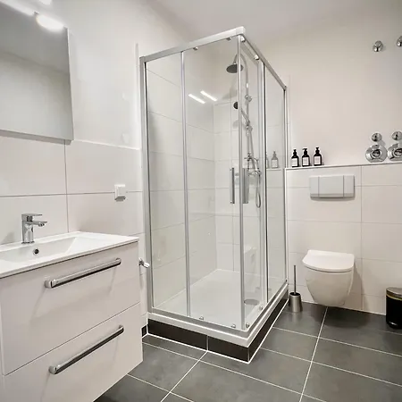 Penthouse Wolkenplatz 55 Qm -- Grosse Dachterrasse, Kostenfrei Garage Und Wlan, Ebk, Smart Tv, Haltestelle Stadtbahn 100 Meter -- Perfekt Fuer Geschaeftsreisende Und Familien *