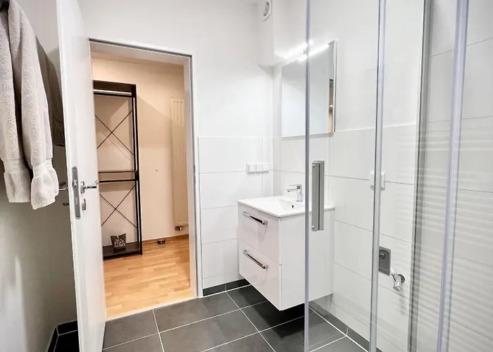 Penthouse Wolkenplatz 55 Qm -- Grosse Dachterrasse, Kostenfrei Garage Und Wlan, Ebk, Smart Tv, Haltestelle Stadtbahn 100 Meter -- Perfekt Fuer Geschaeftsreisende Und Familien