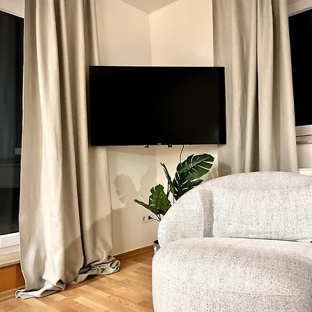 Penthouse Wolkenplatz 55 Qm -- Grosse Dachterrasse, Kostenfrei Garage Und Wlan, Ebk, Smart Tv, Haltestelle Stadtbahn 100 Meter -- Perfekt Fuer Geschaeftsreisende Und Familien