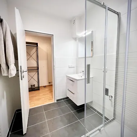 Penthouse Wolkenplatz 55 Qm -- Grosse Dachterrasse, Kostenfrei Garage Und Wlan, Ebk, Smart Tv, Haltestelle Stadtbahn 100 Meter -- Perfekt Fuer Geschaeftsreisende Und Familien